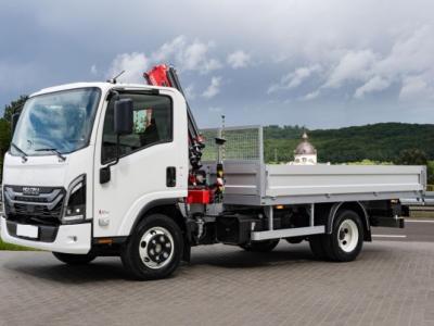 Isuzu M30 4x2: Компактный бортовой грузовик с КМУ